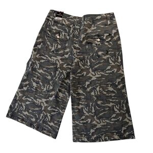 Fashion Bug Women's Gaucho Stretch Camo Shorts Size 16 Olive Green